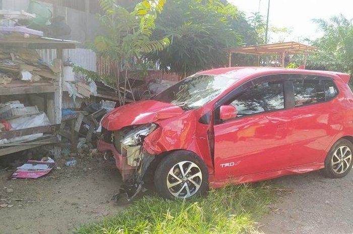 Satu unit minibus ringsek pada bagian depan akibat ditabrak kereta api di belakang Transmart Padang, Kelurahan Gunung Pangilun, Kota Padang, Sumatera Barat, Senin (12/10/2020)  