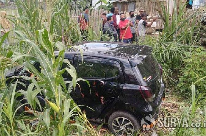 Daihatsu Ayla ditubruk kereta api sri tanjung