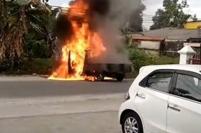 Daihatsu Gran Max dilalap si jago merah. Kabin hingga bak sampai hangus terbakar.