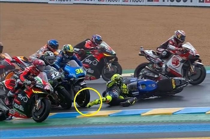 Ngeri banget! kaki Valentino Rossi nyaris tergilas motor Joan Mir di MotoGP Prancis 2020