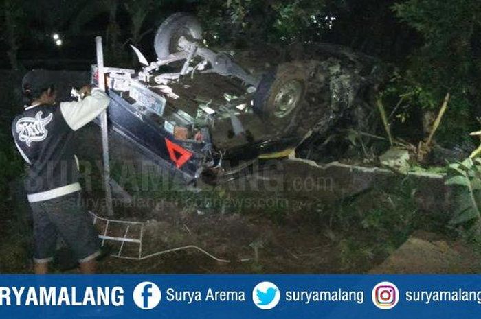 Daihatsu Gran Max terbalik usai terbang 50 meter diterjang kereta api di Tulungagung, Jawa Timur