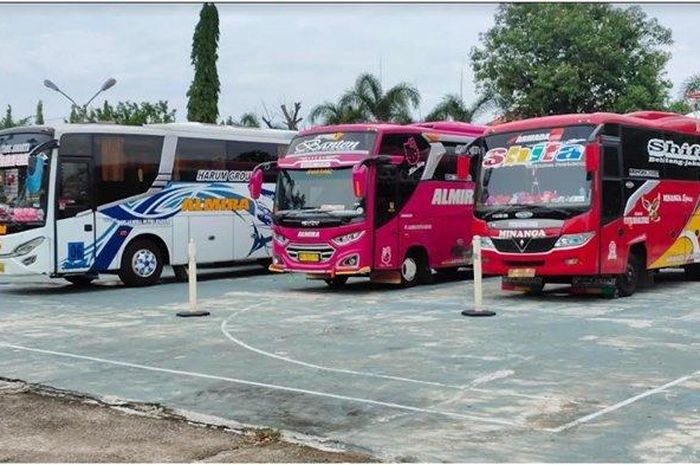 Tiga unit bus pariwisata yang diamankan Reskrim Polres OKU Timur karena kedapatan mengangkut 12 motor curian