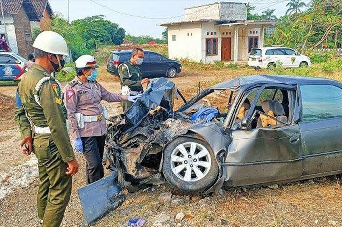 Toyota Great Corolla yang dikemudikan anggota TNI hancur total tabrak median jalan lalu loncat jalur lawan di Purwodadi, kabupaten Pasuruan
