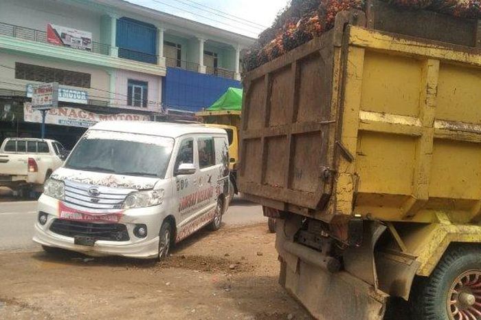 Daihatsu Luxio milik Samsat Dispenda Kalimantan Barat dicium dump truk