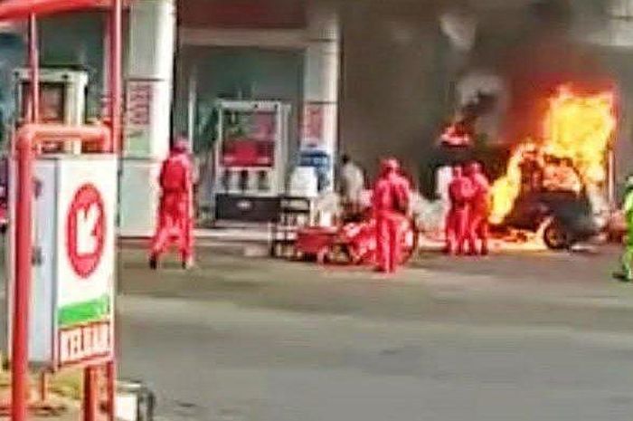 Suzuki Carry hangus terbakar di pom bensin