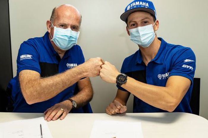 Andrea Locatelli (kanan) resmi bergabung dengan PATA Yamaha WSBK