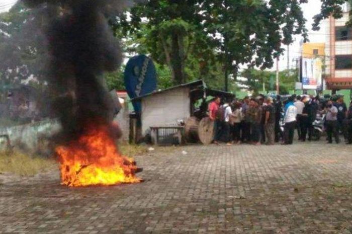 Motor pelaku jambret di pekanbaru dibakar oleh massa di dekat Sekolah As Shofa pada Selasa (13/10/2020) 