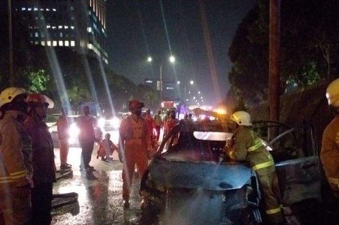 Toyota Avanza terbakar di tol JORR TB Simatupang, Cilandak, Jakarta Selatan