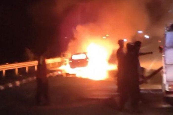 Datsun GO  anggota TNI terbakar di jalan arteri Mamuju