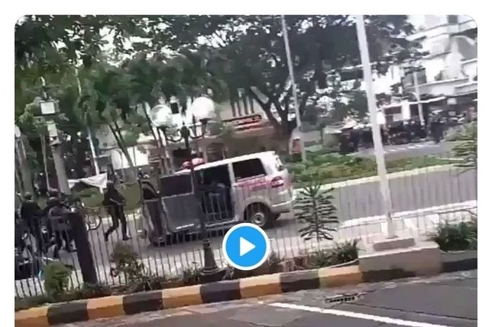 Video Suzuki APV Ambulans dikejar-kejar polisi
