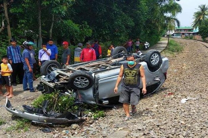 Toyota Avanza ditampa kereta api di Lahat, Sumatera Selatan hingga rompal, terkapar dalam posisi terbalik
