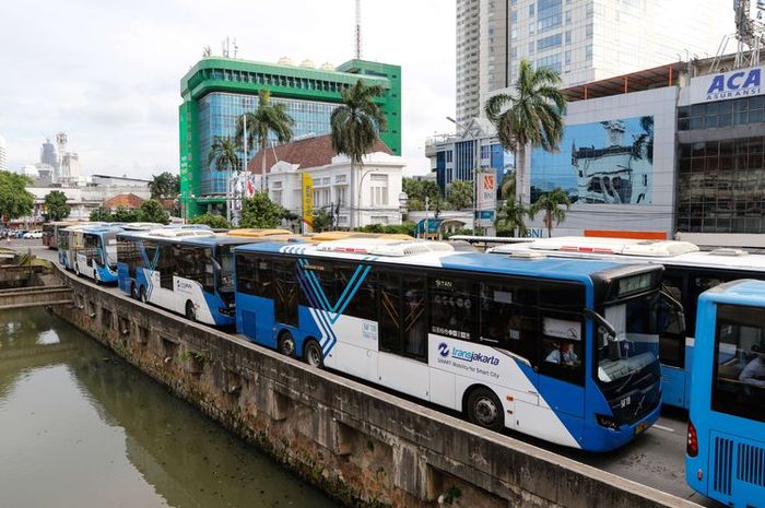 Ilustrasi operasi transportasi umum bus TransJakarta saat PPKM