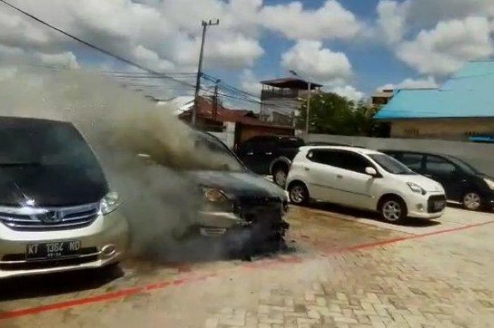 Honda CR-V terbakar hingga berasap hitam tebal di parkiran Kantor Gubernur Kaltim