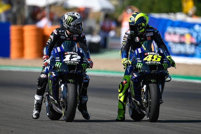 Maverick Vinales (kiri) dan Valentino Rossi membalap untuk Monster Energy Yamaha di MotoGP 2020.