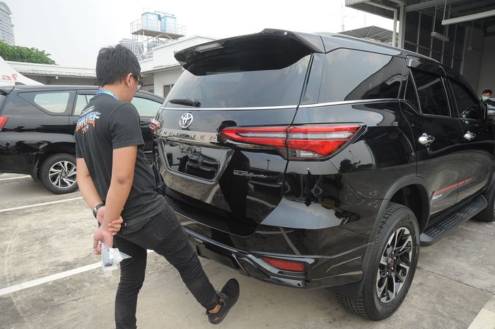 Pengoperasian Power Back Door Toyota New Fortuner dengan Kick Sensor