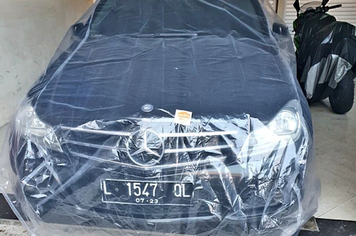 Mercedes-Benz menggunakan sarung mobil plastik