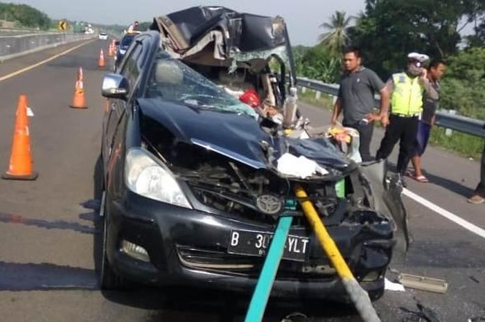 Toyota Kijang Innova terbelah hingga kabin terkelupas setelah hantam truk di tol Pemalang-Batang
