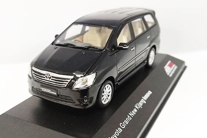 tampak depan miniatur Toyota Grand New Kijang Innova