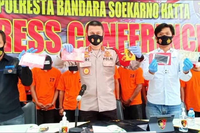 Kapolres Bandara Soekarno-Hatta Kombes Pol Adi Ferdian Saputra memegang barang bukti kasus pencurian sepeda motor di Terminal 2 Bandara Soekarno-Hatta, Kamis (15/10/2020)
