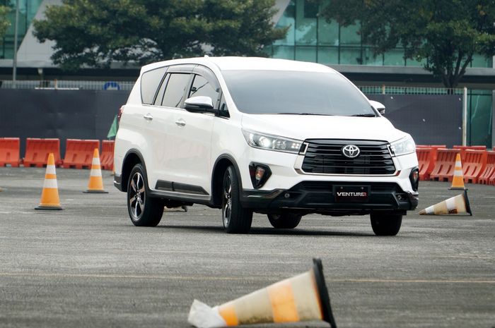 Toyota New Kijang Innova Facelift.
