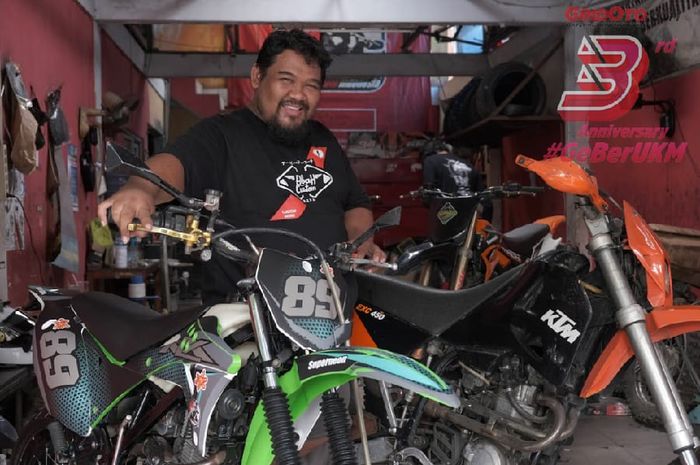 Hilman Novayanto alias Boa, salah satu punggawa bengkel spesialis Abah Custom yang jadi rujukan komunitas motor trail dan supermoto di Jabodetabek.