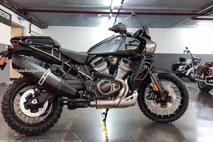 Tampilan Harley-Davidson Pan America yang berada di parkiran motor.