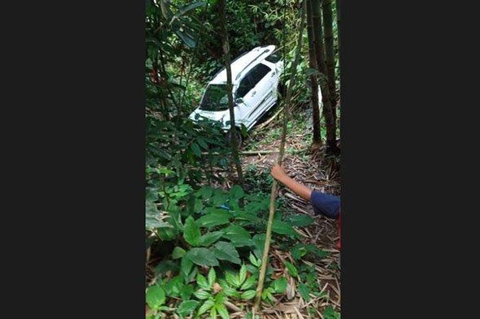 Toyota Rush terjun jurang di Tabanan, Bali