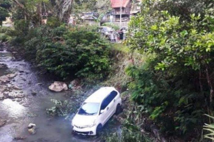 Toyota Avanza terjung ke sungai usai gagal menyalip lalu terobos pembatas jalan di Botang, Makale, Tana Toraja, Sulsel