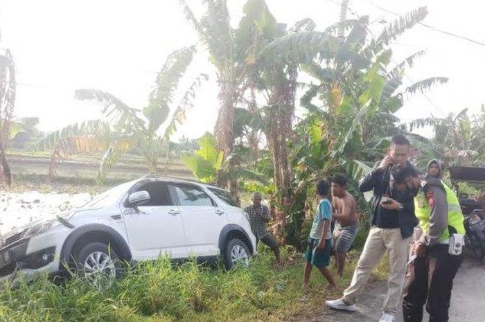 Daihatsu Terios nyaris ambruk ke sawah karena jalan bergelombang di Pajelele, Tanasitolo, Wajo Sulawesi Selatan