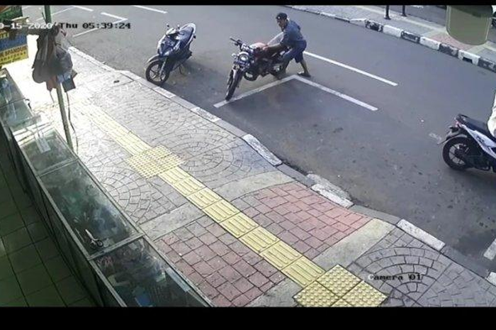 Aksi pencurian Kawasaki Ninja SS milik Fajar Mulyadi (25) yang terekam CCTV.