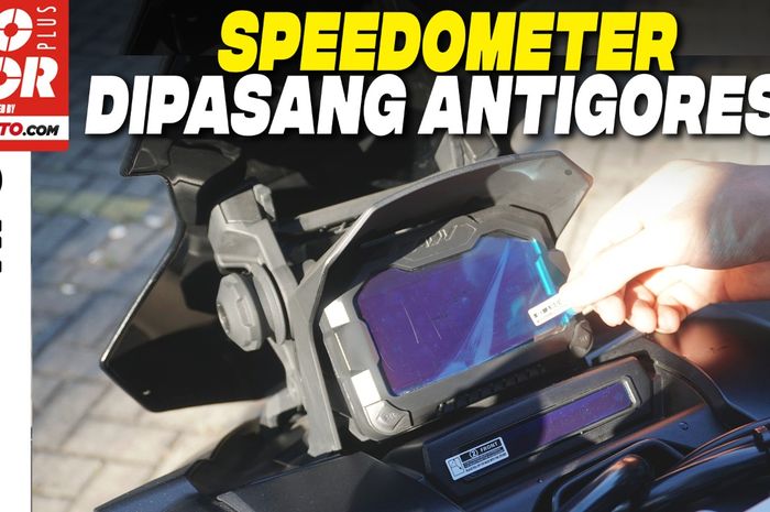 Pasang lapisan anti gores di layar speedometer motor