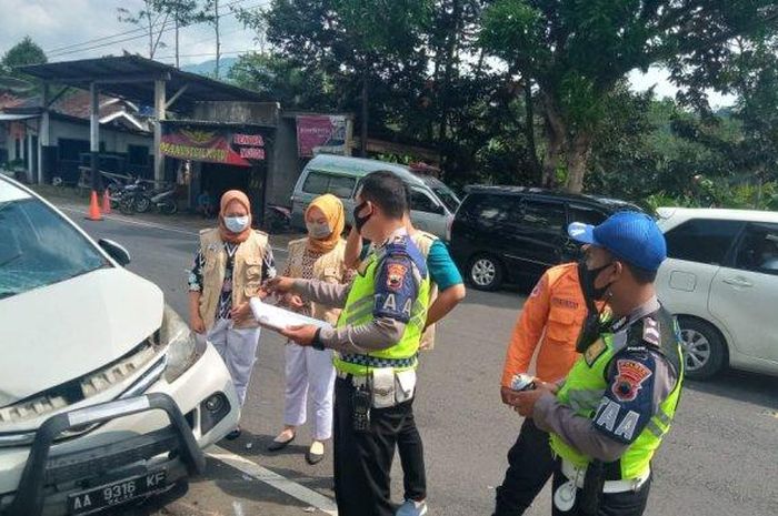 Olah TKP kecelakaan beruntun Toyota Kijang Innova, Daihatsu Xenia, Yamaha Mio M3 dan Honda Vario 150 di Sigaluh, Banjarnegara