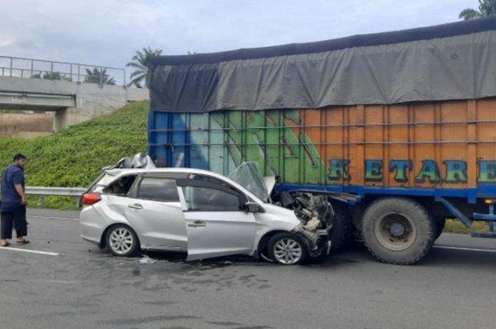 Honda Mobilio tertancap kolong truk tronton di tol Pekanbaru-Dumai hingga kabin terbelah