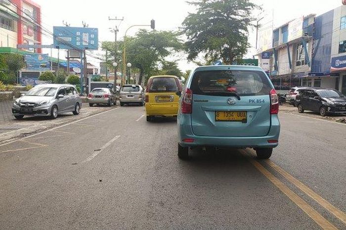 Taksi Toyota Avanza Transmover asal Jakarta terpantau berkeliaran di Sukabumi