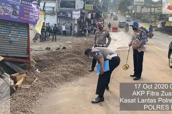 Petugas Kepolisian sedang mengevakuasi kendaraan yang terlibat kecelakaan beruntun yang mengakibatkan 5 orang tewas di Jalan Raya Puncak Bogor, Kampung Sampay, Desa Tugu Utara, Kecamatan Cisarua, Kabupaten Bogor, Jawa Barat, Sabtu (17/10/2020).