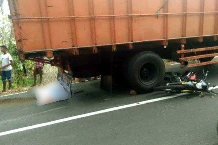 Honda CRF150L tergeletak di bawah truk dengan kondisi pemotor meninggal dunia