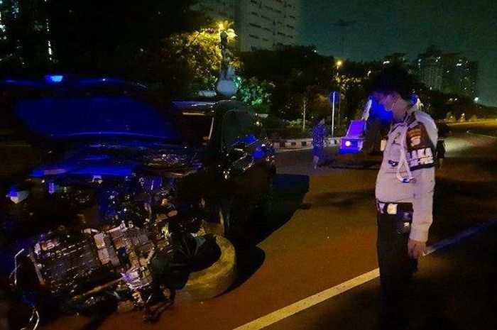 Hyundai Santa Fe amburadul bagian wajah setelah tubruk beton pembatas jalan