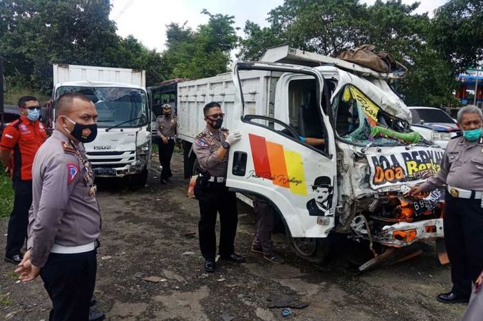 Kondisi truk yang menabrak beberapa motor dan mobil hingga menewaskan sopir dan 4 pelajar