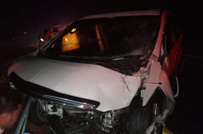 Toyota Alphard milik Putra dari Amien Rais, Ahmad Hanafi Rais terlibat kecelakaan karambol di Tol Cipali KM 112+900.