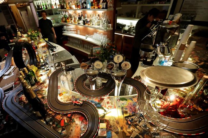 Sebuah kafe di Praha, Republik Ceko mengubah area bar-nya menjadi lintasan mobil mainan.