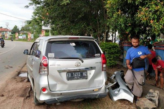 Toyota Avanza terbalik usai terjang tiang terpental ke selokan di Sekadau, Kalimantan Barat