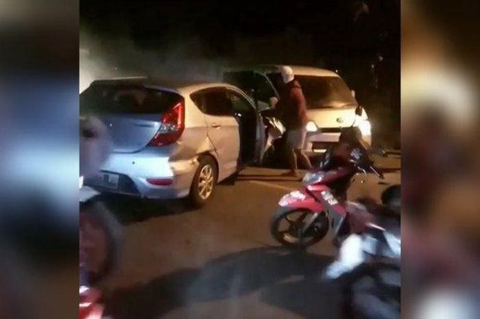 Hyundai Avega hantam Daihatsu Gran Max di jalan raya Ciawi-Sukabumi