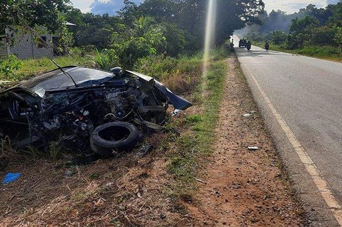Kondisi Toyota Rush terpotong depan pada ruang mesin usai terjang Suzuki Ertiga dan Toyota Calya di Kubu Raya, Kalimantan Barat