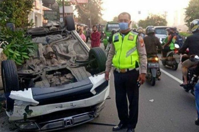 Honda Mobilio kayang di pinggir jalan setelah sundul tiang telepon