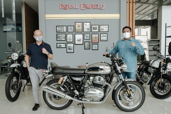 Irvino Edwardly, Country Manager Indonesia, Royal Enfield bersama Gwesley Griemaldy Kussoy, General Manager, PT. Nusantara Batavia International saat pembukaan store Royal Enfield terbaru