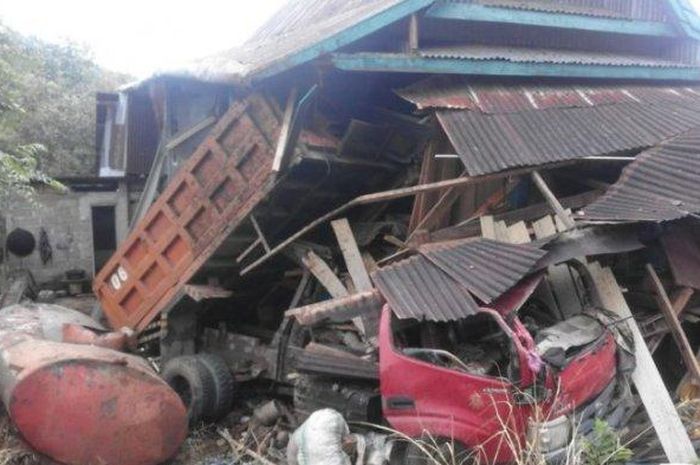 Truk bernomor polisi DD 9857 OT menabrak rumah panggung di Dusun Sikuku, Desa Komba, Kecamatan Larompong, Kabupaten Luwu, Sulawesi Selatan, Minggu (18/10/2002) sore. 