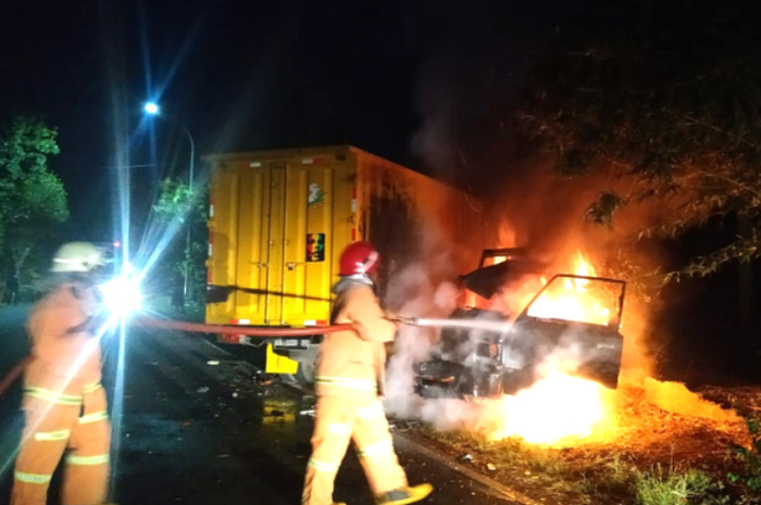 Kondisi mobil pikap yang terbakar usai bertabrakan dengan mobil truk box di jalan raya Bojonegoro - Nganjuk, Minggu (18/10/2020) dini hari(KOMPAS.com/Istimewa)