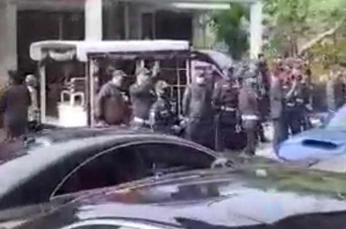 Heboh video pemilik rumah dengan banyak mobil digruduk puluhan satpam