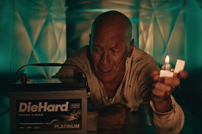 Bruce Willis kembali memerankan karakter John McClane di iklan aki mobil DieHard.