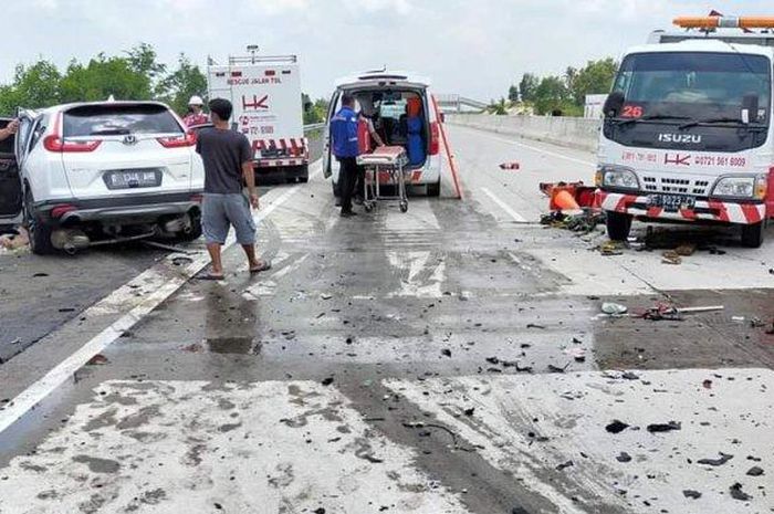 Kecelakaan antara Honda CR-V dan mobil derek